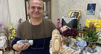 Doğadan topladığı taş ve odun parçalarını dönüştürdüğü objeleri hediye ediyor