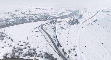 Doğu Ekspresi'nin karın beyaza bürüdüğü Erzincan'daki yolculuğu, dronla görüntülendi