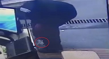 Döviz bürosu önünde düşürülen 1530 doları alan şüpheli serbest