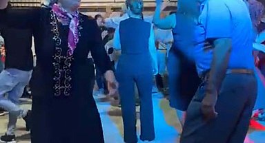 Düğünlerde oynayan Muğlalı çiftin videolarına yoğun ilgi