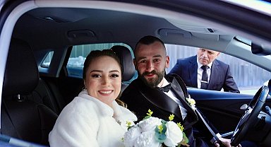 Düğünlerine yetişmeye çalışan gelin ve damat için seferber oldular
