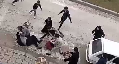 Duruşma sonrası tabure ve sopalarla birbirine girdiler