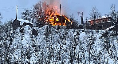 Düzce'de 2 katlı metruk ev alev alev yandı