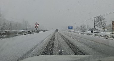 Düzce'de kar yağışı nedeniyle trafik aksadı