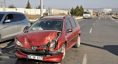 Edirne'de 2 otomobil çarpıştı: 3 yaralı