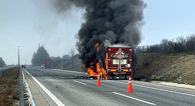 Edirne'de limonata yüklü TIR alev alev yandı