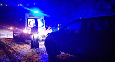 Ekipler kardan kapanan mezranın yolunu açtı, rahatsızlanan anne ve oğlu hastaneye ulaştırıldı