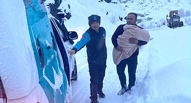 Ekipler, karlı yolları aşıp, 2'si bebek 3 kişiyi hastaneye ulaştırdı