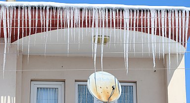 Eksi 31,3'ü gören Çaldıran'da çatılarda buz sarkıtları oluştu, araçlara branda çekildi