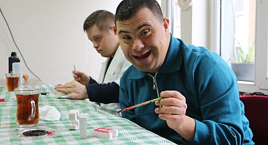 El sanatları ile sosyalleşen down sendromlu gençler, üretip kazanıyor