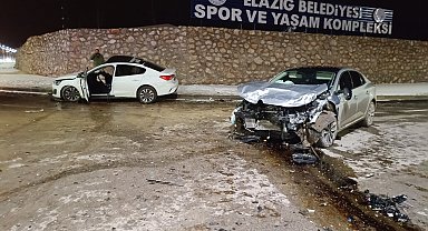 Elazığ'da 2 otomobil çarpıştı: 3 yaralı