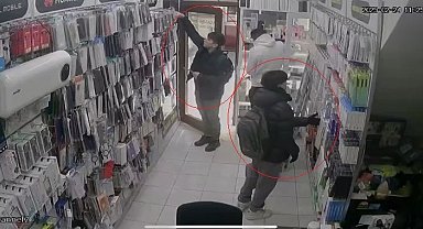 Elazığ'da 4 iş yerinden 60 bin TL'lik cep telefonu ve aksesuar hırsızlığı kamerada