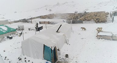 Elazığ'da, göçerlerin zorlu kış şartlarında yaşamı