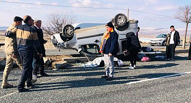 Elazığ'da hafif ticari araç devrildi; 1'i ağır, 4 yaralı