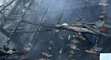 Elektrik kontağından çıkan yangın, evi kullanılmaz hale getirdi