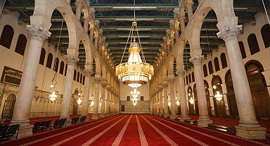 Emevi Camii'nin halıları serildi