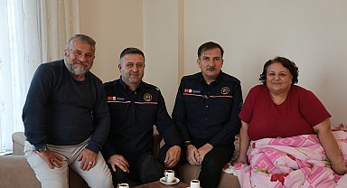 Enkaz altında verdiği sözü tuttu; kendini kurtaran itfaiyecilerle kahve içti