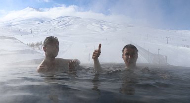 Erciyes Kayak Merkezi'nde eksi 10 derecede sıcak havuza giriyorlar