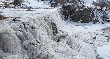 Erzincan'daki Işıkpınar Deresi, buz tuttu