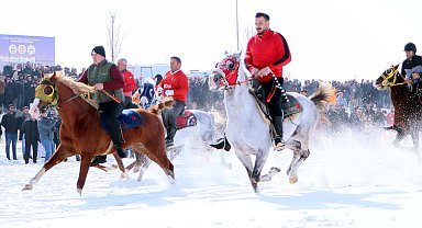 Erzurum'da kar üstünde mahalli at yarışı