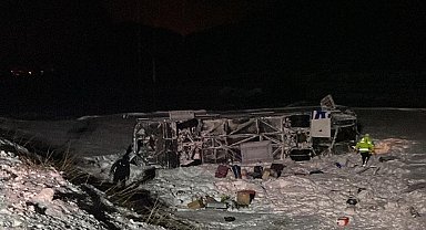 Erzurum'da yolcu otobüsü devrildi: 37 yaralı