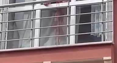 Eşi ile 5 yaşındaki kayınbiraderini bıçakladı; kadının pencereye çıkıp yardım istemesi kamerada