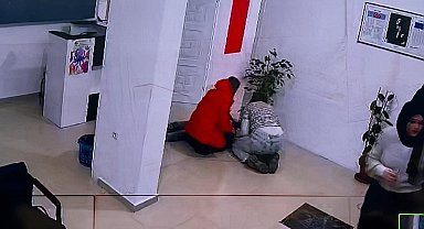 Eski eşini tabancayla vurarak yaraladı; kadının iş yerine sığınma anı kamerada