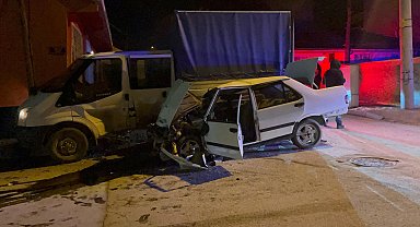 Eskişehir'de, kamyonete çarpan otomobilin sürücüsü ağır yaralandı