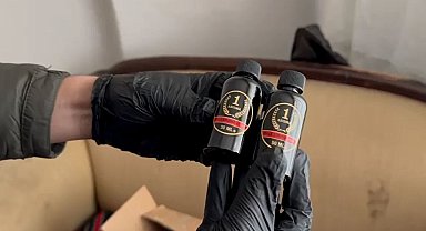 Etil alkolü su şişelerine, içki kitini ayakkabılığa gizlemiş