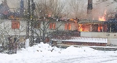 Evinde çıkan yangında komşuları kurtardı