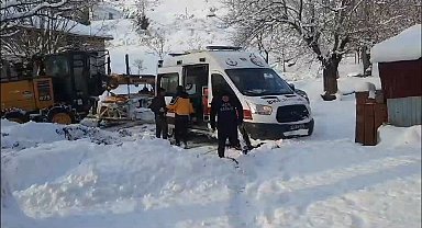 Evinde rahatsızlandı, kar nedeniyle kapanan köy yolu açılarak hastaneye ulaştırıldı