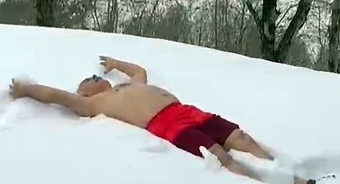 Evinin önünde kar banyosu yaptı