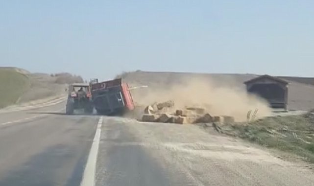 Fazla saman balyası yüklenen traktörün römorku devrildi; o anlar kamerada