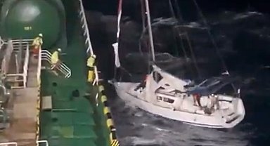 Fırtınada yelkeni yırtılan teknedeki 2 kişiyi, tanker personeli kurtardı