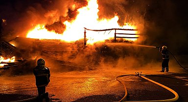 Gaziantep'te iplik yüklü TIR yandı