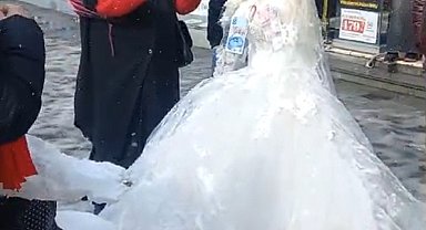 Gelinlikçiler, kardan gelin ve damat yapıp, düğün müziğiyle eğlendi