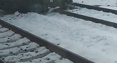 Gemiden indirilen sıfır araç, tren yoluna düştü