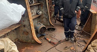 Geminin yakıt tankında oksijenli sıcak kesim yapan 4 işçi, kıvılcım parlamasıyla yaralandı