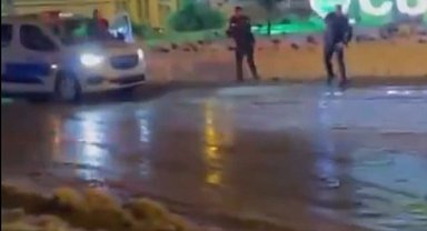 Gençlerin isteğini kırmayan polisler, kar topu oyununa eşlik etti