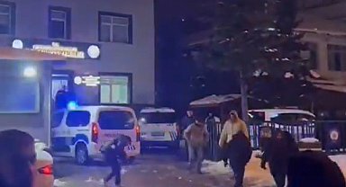 Gençlerin polislerle kar topu eğlencesi