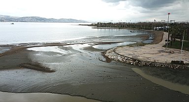 Gölcük'te deniz kıyısı çamurla kaplandı