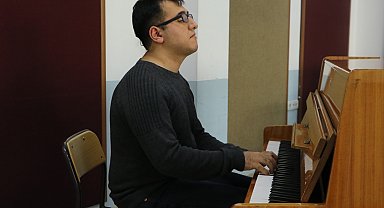 Görme engelli Burak, müzikle hayata bağlandı