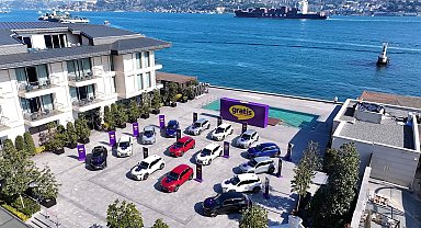 Gratis 15'inci yılında, 15 kadına otomobil hediye etti