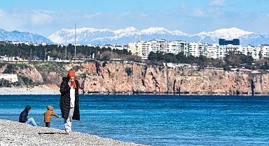 Güneşi kaçırmayıp, karlı dağ manzarasında yürüdüler