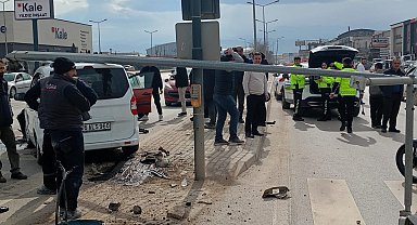 Hafif ticari araç, direk ile otomobile çarptı; ehliyetsiz sürücü yaralandı