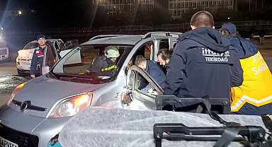 Hafif ticari araç ile otomobil çarpıştı: 6 yaralı