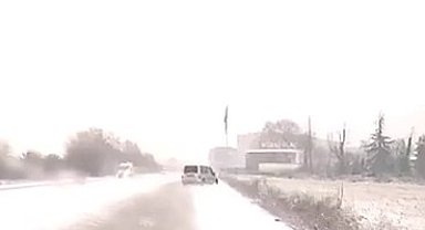 Hafif ticari araç, karda kayıp devrildi; o anlar kamerada