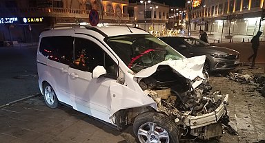 Hafif ticari araç otomobile çarptı; yaya son anda kurtuldu