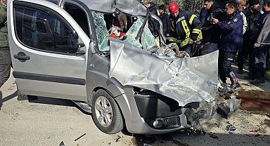 Hafif ticari araç, park halindeki kamyona çarptı; sürücü ile yaya yaralandı