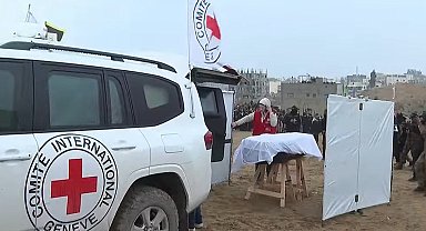 Hamas, Gazze'de İsrail saldırısında ölen 4 esirin cenazesini Kızılhaç ekiplerine teslim etti